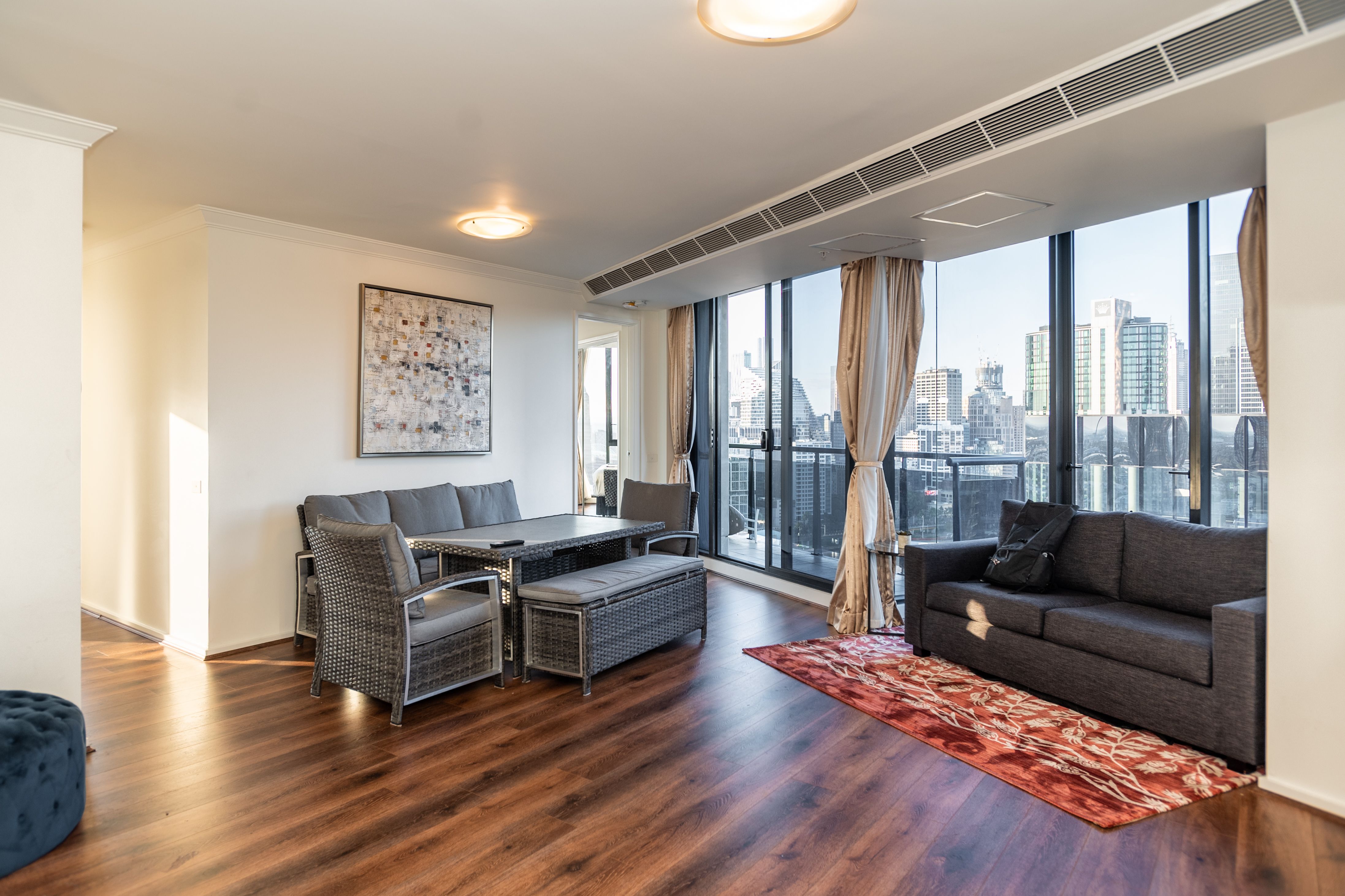 BEST MILLION DOLLAR VIEWS OF 118 SQM SUB PENTHOUSE IN SOUTHBANK